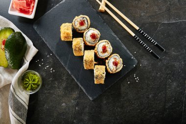 Somon ve Krem Peynir Top View ile Derin Kızarmış Suşi Rolls