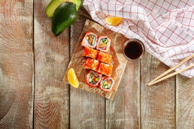 Salatalık Avokado ve Somon İçi ile California Sushi Roll