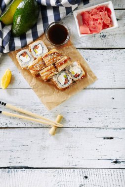 Salamura Daikon ile Somon ve Füme Eel Suşi Rulo