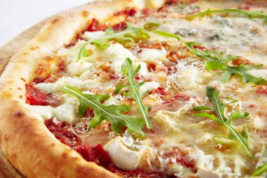 Pizza Dört Peynir veya Ai Quattro Formaggi İzole