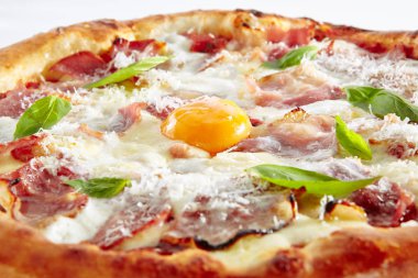 Beyaz Arka Plan Üzerinde İzole Pastırma ile Pizza Carbonara