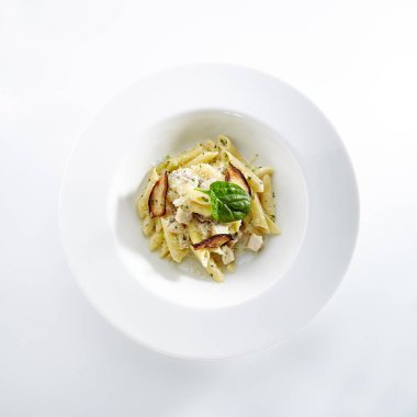 Penne Pasta Al Dente Kızarmış Musrooms ile