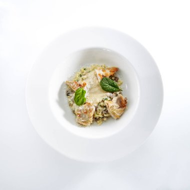 Petit-Tim bir Gevrek Tavuk ve Güveç Mantar Izole ile