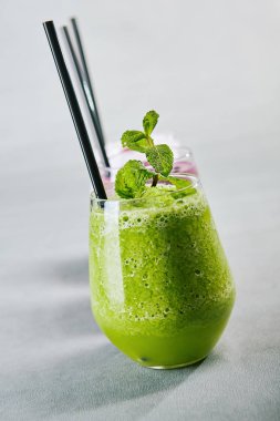 Nane yaprakları ile Sıvı