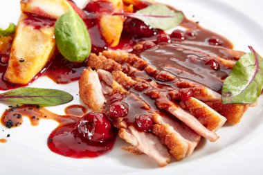 Fırında Elma ve Şeftali Kreması İzole Ördek Göğsü