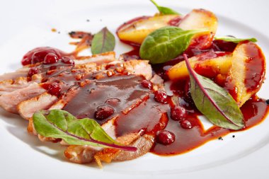 Zarif Restaura üzerinde Pişmiş Elma ve Şeftali Krem ile Ördek Göğsü