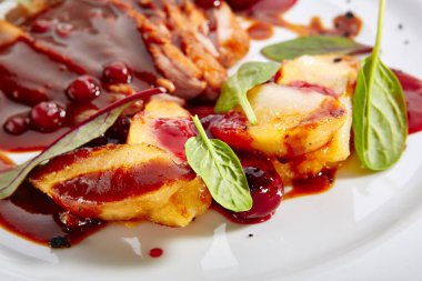 Zarif Restaura üzerinde Pişmiş Elma ve Şeftali Krem ile Ördek Göğsü