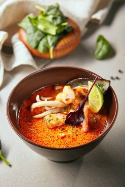 Otlarla servis edilen beslenme öğünü