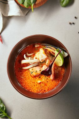 Otlarla servis edilen beslenme öğünü