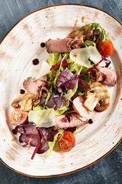 Kiraz Domates, Champignons, Parmesan ile Biftek Salatası
