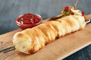 Bir Şiş Üzerinde Izgara Khachapuri Uzun Ekmek