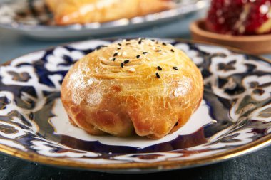 Samosa veya Samsa Dana Eti ile Dolma