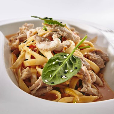 Erişte, Makarna veya Yakisoba Et, Sebze ve Yeşillik ile