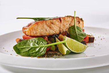 Sıcak Sebze Salatası ile Somon Biftek