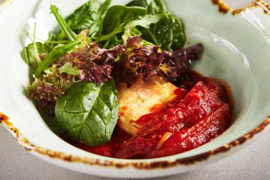 Kızarmış Peynir, Tatlı Biber, Marul ve Arugula Yeşil Yaprakları 