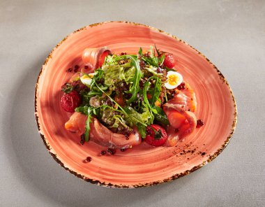 Füme Somon Salatası, Kırmızı Havyar, Bütün Kurutulmuş Kiraz Domates