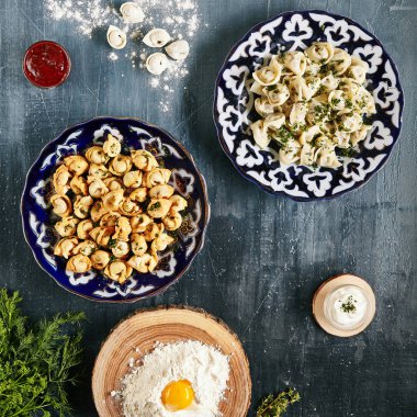 Doğal Siyah Arka Plan Üst Görünümünde Pişirme Köfte