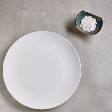 Boş Tabaklar ile Gri Tablo