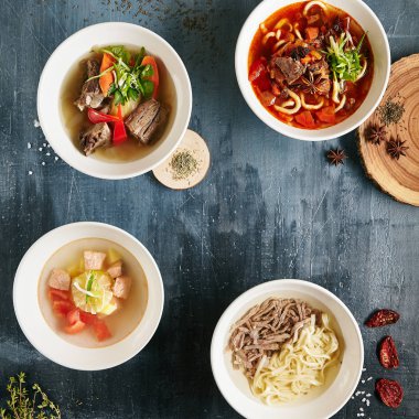 Koyu Rustik Arka Planda Asya Çorbaları Sunan Restoran Seti