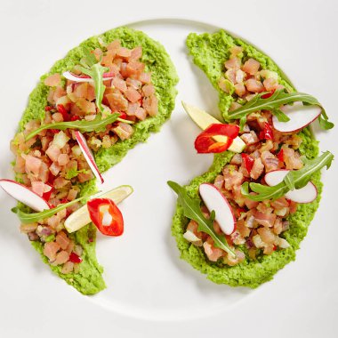 Ahi Tuna Seviche Turp Dilimleri ve Rucola Beyaz Tabak üzerinde