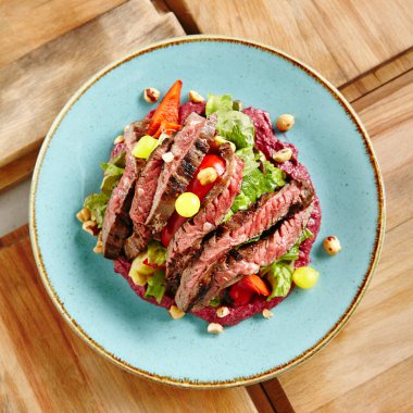 Izgara Prime Beef veya Ebru Biftek Kalın Dilimleri ile Salata 
