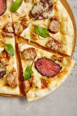 Sığır Eti, Domuz Eti, Kuzu, İncirli Barbekü Etli Pizza