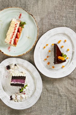 Berry Kek ve Çikolatapasta Üçgen Dilimleri