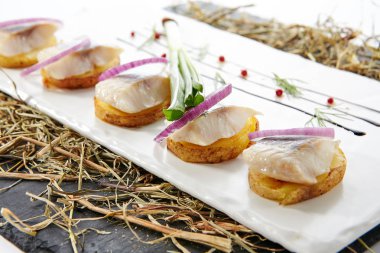 Patates ve Soğan ile Ringa Fileto Canape