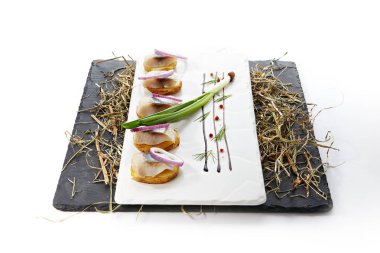 Patates ve Soğan ile Ringa Fileto Canape