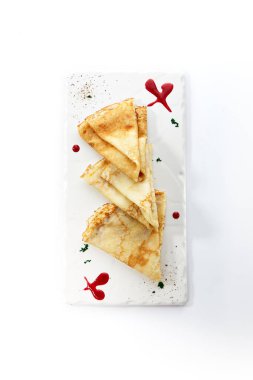 Beyaz Tabakta Katlanmış Krep, Blini veya Krep 