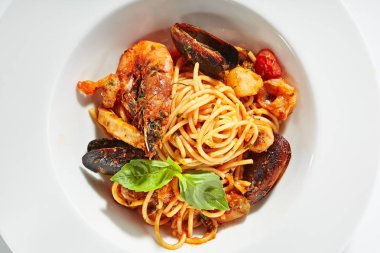 Deniz mahsullü spagetti. Yakın çekim.