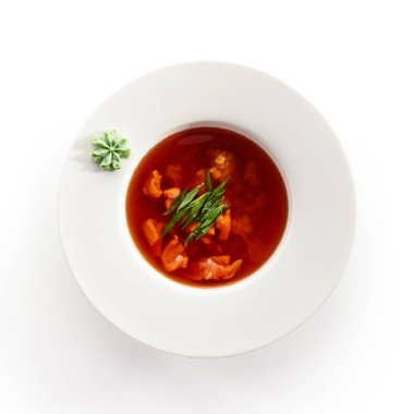 Beyaz Tabakya Yalıtılmış Deniz Ürünleri ile Kırmızı Çorba