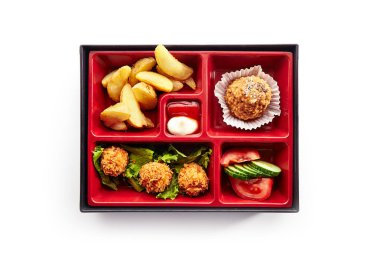 Derin Kızarmış Toplar, Salata, Patates Kızartması ve Tatlı ile Öğle Yemeği Kutusu