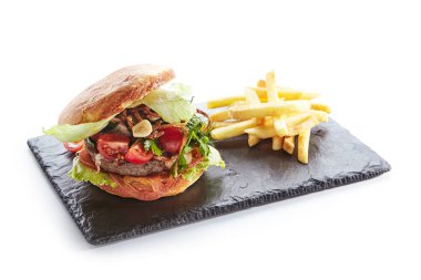 Pastırma, Kızarmış Soğan ve Patates Kızartması Garn ile Taze Beef Burger