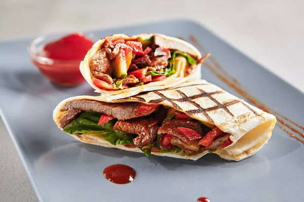 Barbeque Meat Shaverma nebo Doner kebab se zeleninou — Stock fotografie
