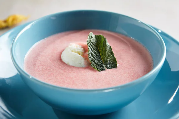 Sopa de fresa con bola de helado de vainilla —  Fotos de Stock