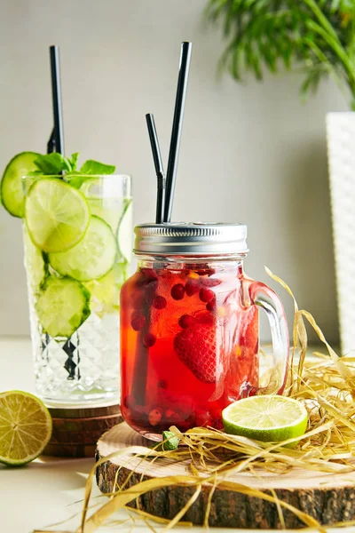 Tè freddo con bacche fresche fatte in casa, cocktail, punch o composta — Foto Stock