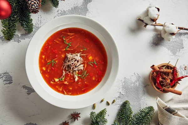 Sopa casera de tomate rojo con carne Top View — Foto de Stock