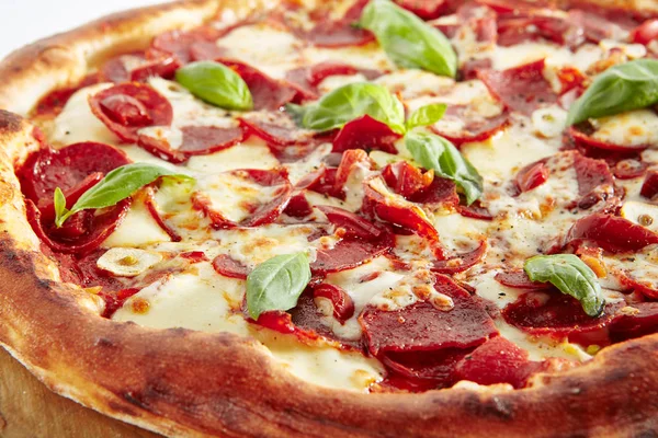 Gorąca Pizza Diabolo z Jalapeno Pepper izolowane na białym Backgro — Zdjęcie stockowe