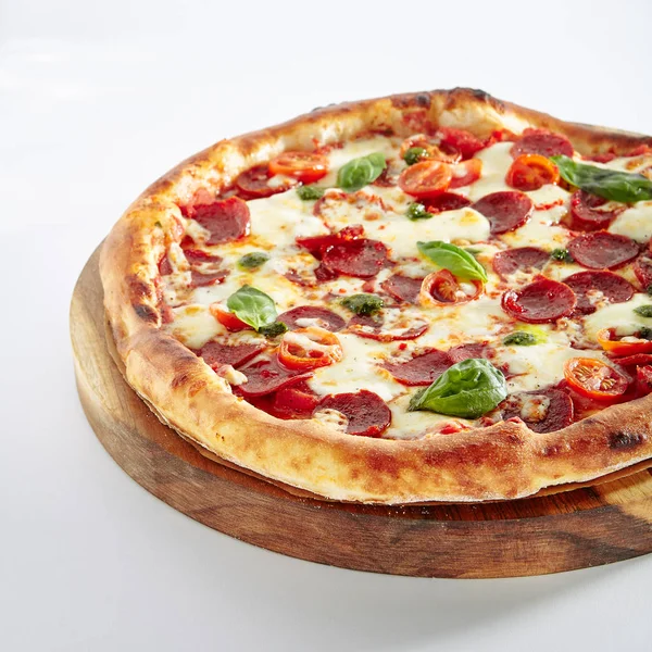 Pepperoni lub Diabola Pizza z salami, papryka chili na białym tle — Zdjęcie stockowe