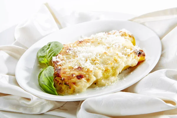 Cannelloni pasta met ricotta geïsoleerd op witte achtergrond — Stockfoto