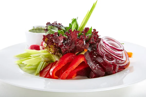 Assiette de légumes de saison, cornichons et verts isolés — Photo