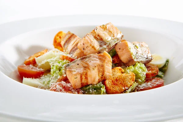 Salade César au saumon grillé Isolé — Photo