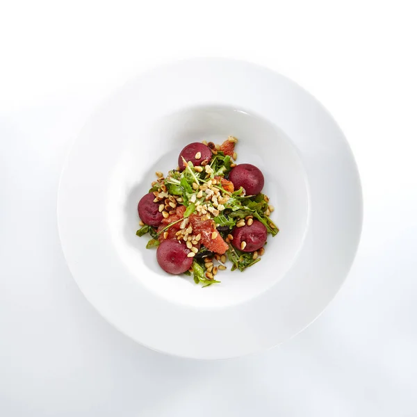 Greyfurtlu Salata, Çam Fıstığı ve Pancarlı Arugula Garnitür — Stok fotoğraf
