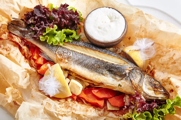 Fisch mit Tomaten-Salsa gebacken, Gemüse und Oliven isoliert — Stockfoto