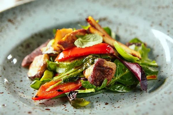 Almuerzo de ensalada apetitoso —  Fotos de Stock