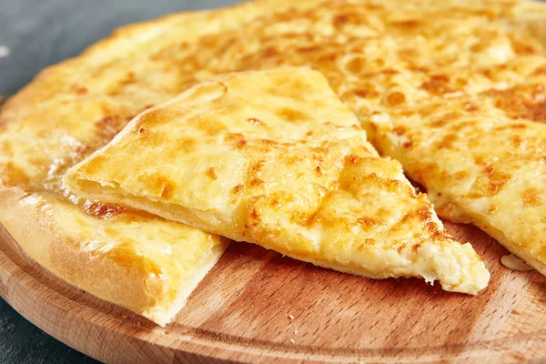 Megrelianische Chachapuri mit geschmolzenem gebranntem Käse — Stockfoto