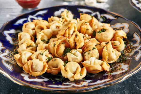 Dumplings fritos orientales con carne de res y mutón — Foto de Stock