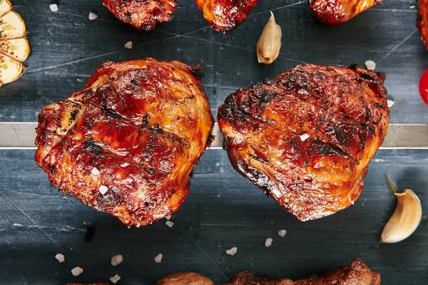 Cuisses de poulet épicées grillées profondes sur une brochette — Photo