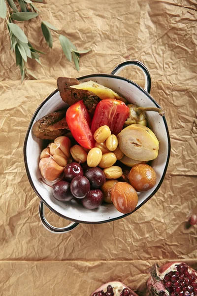 Fruits et baies marinés traditionnels d'Europe de l'Est — Photo